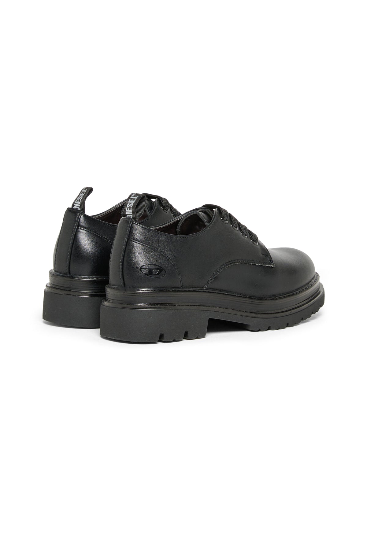 Lace-up shoe with logo