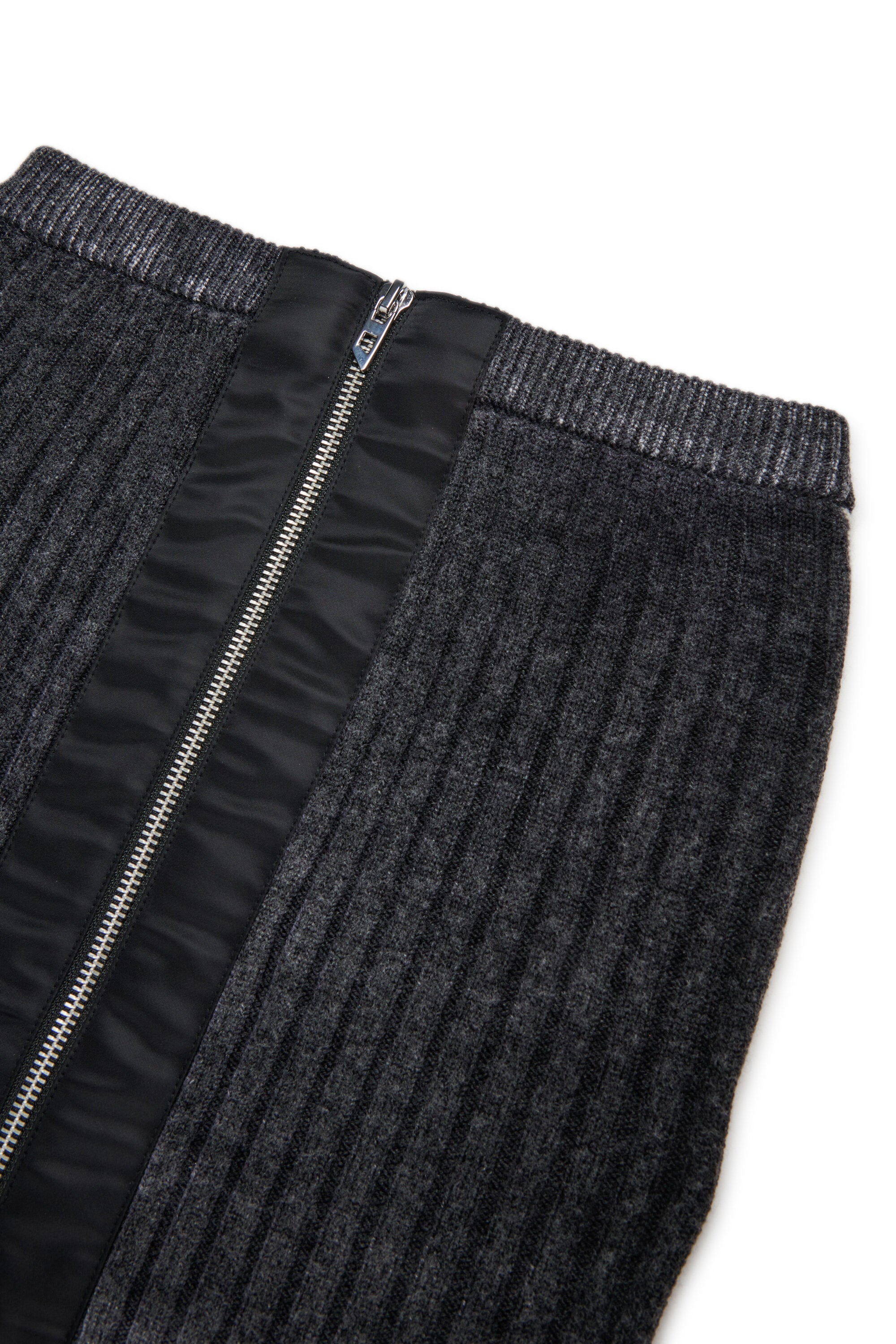 Short knitted skirt in rib knit with zip