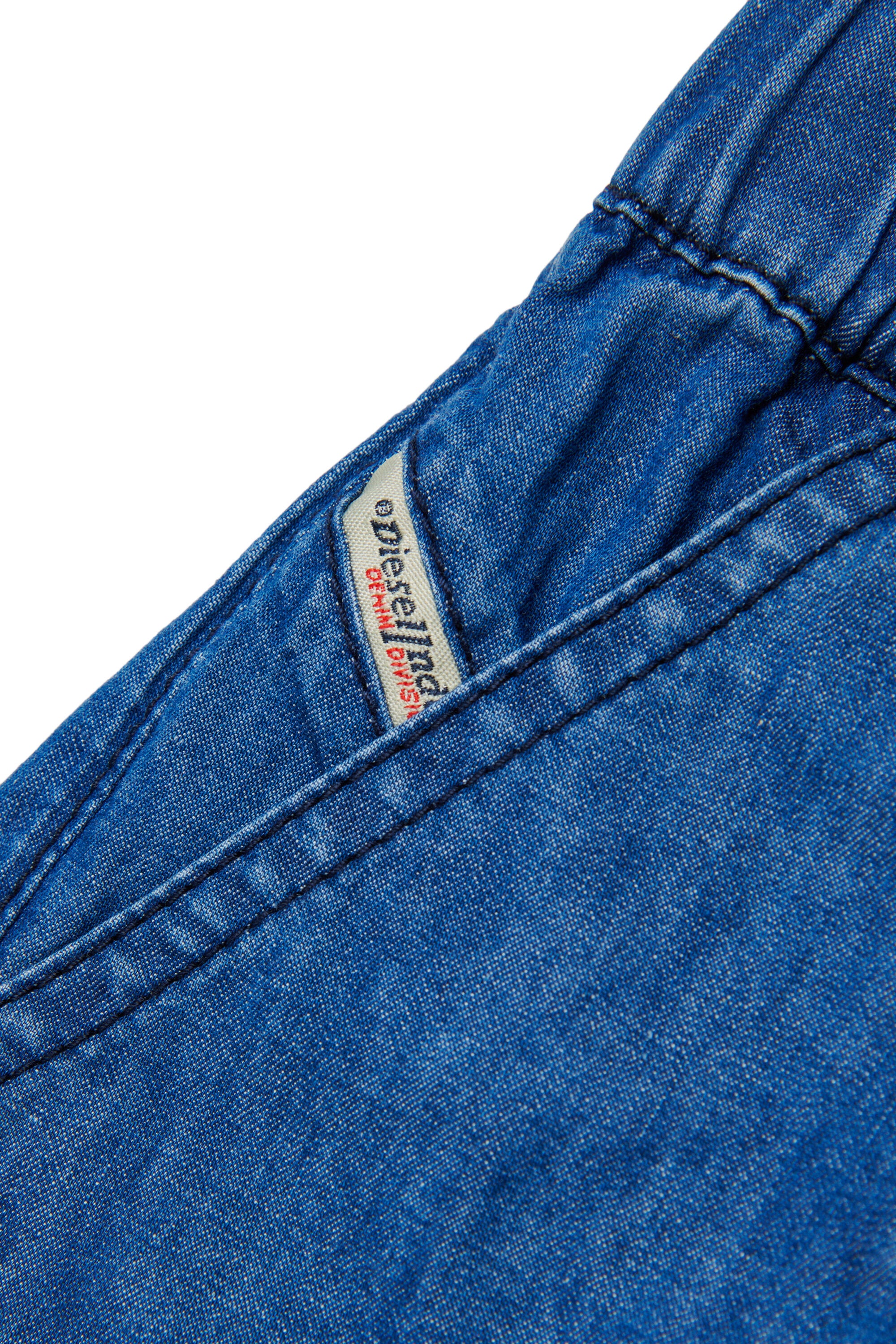 Relaxed fit jeans in medium blue wash