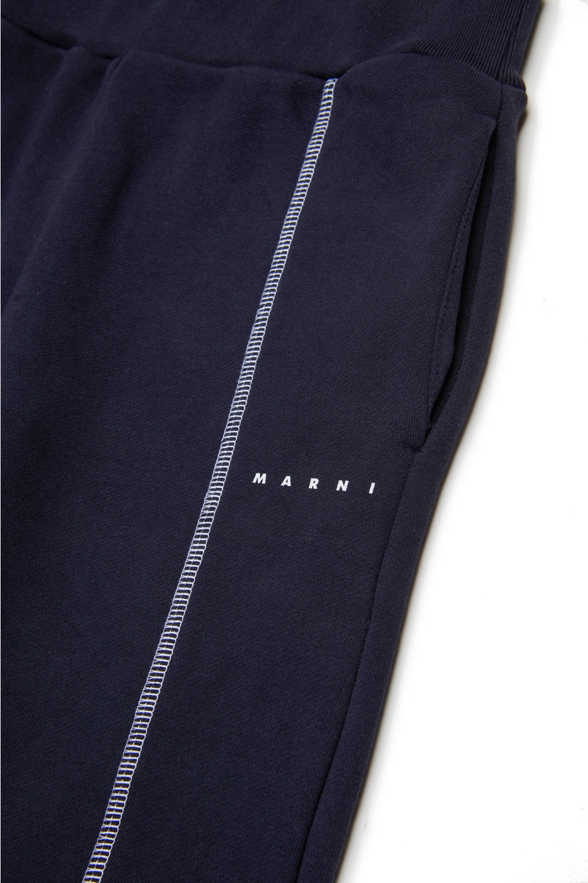 Jogger pants with contrasting seams