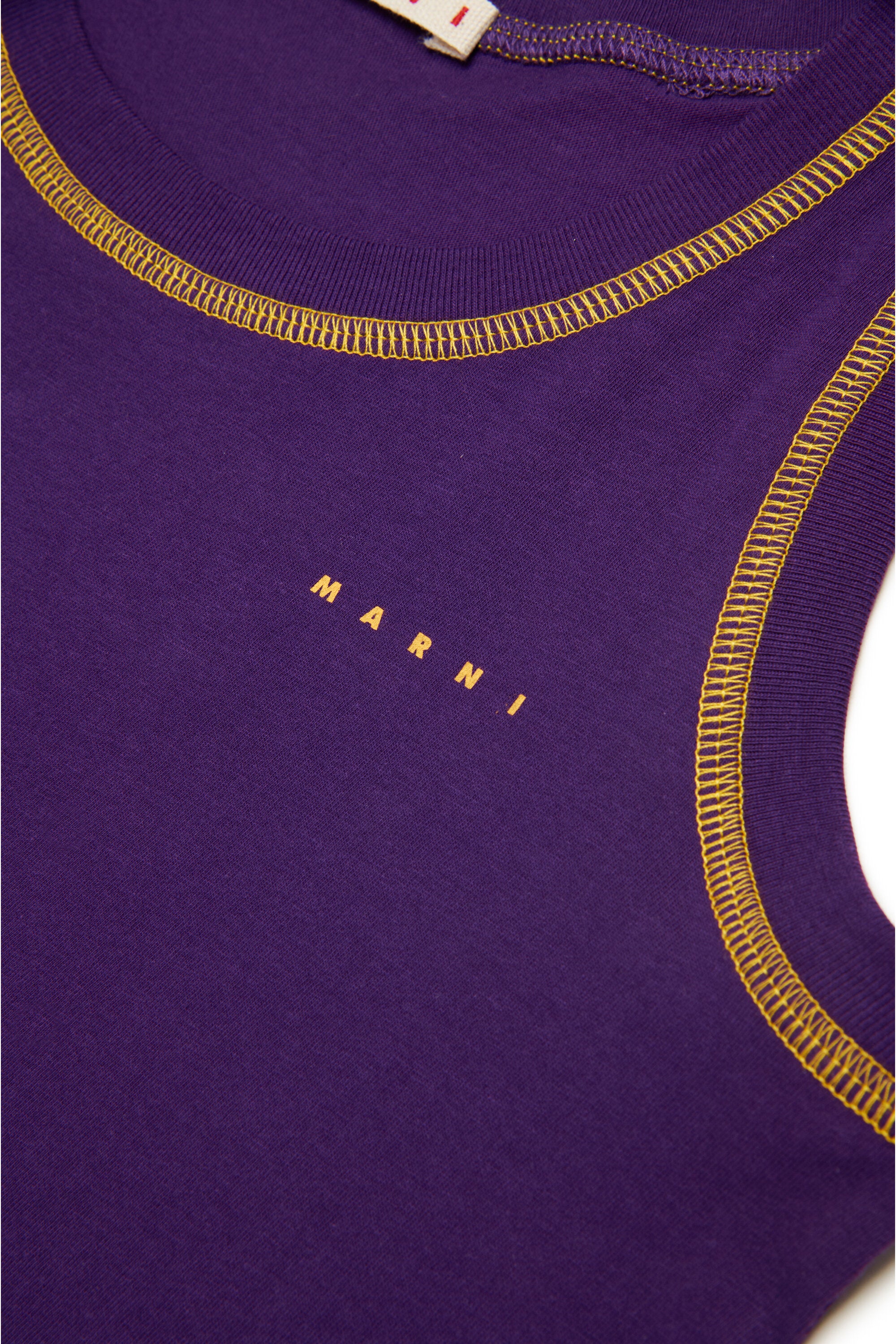 Sleeveless T-shirt with contrasting seams