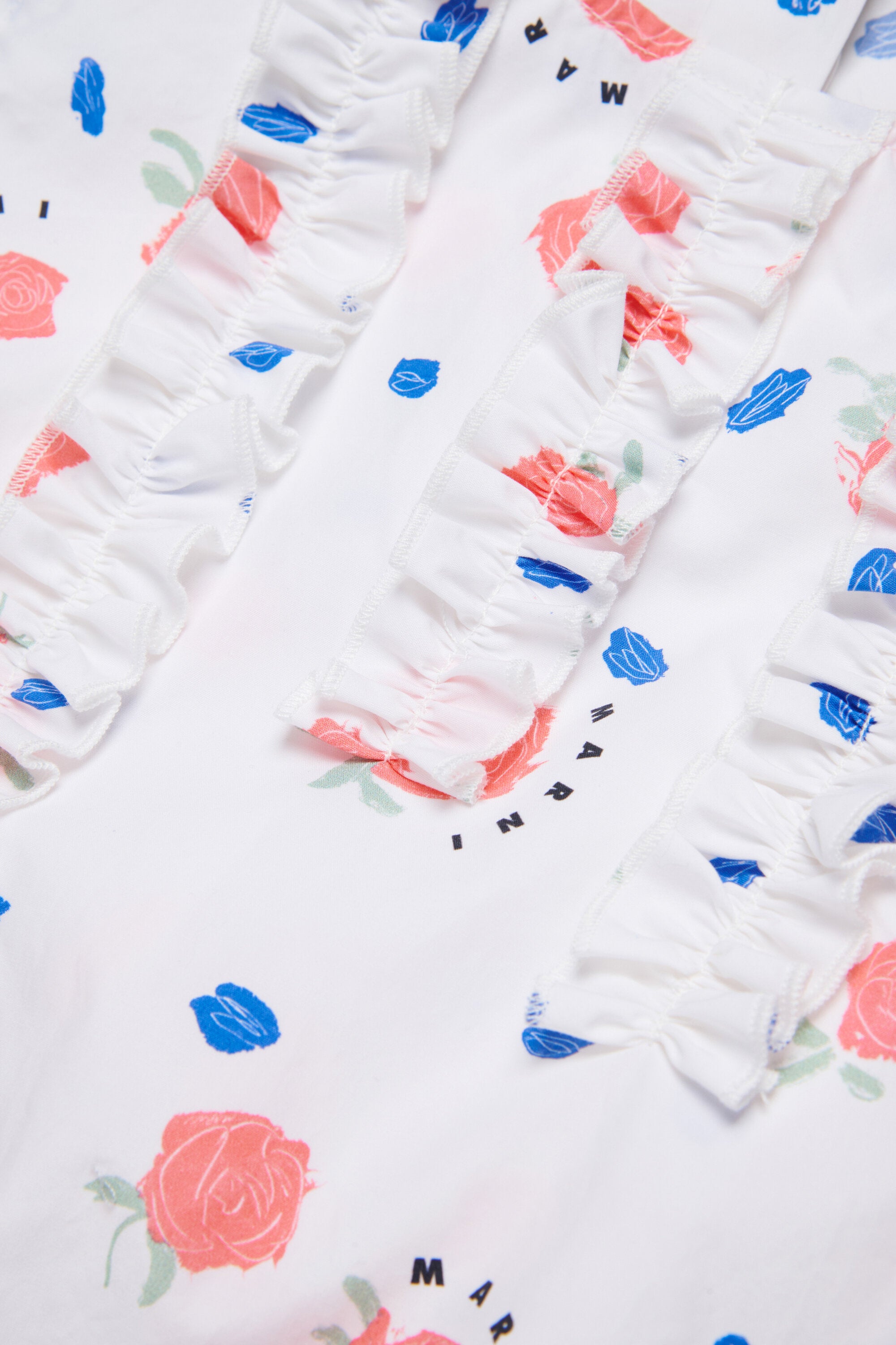 Sleeveless shirt with ruffles