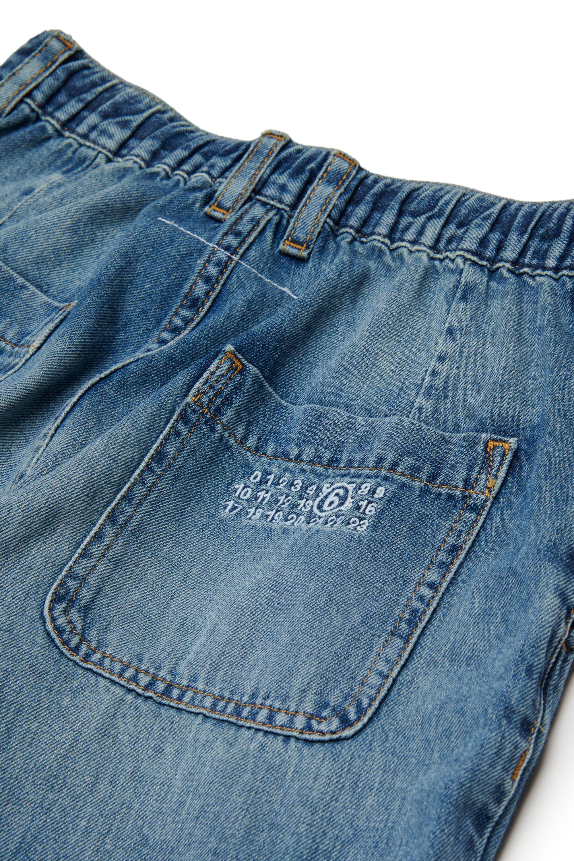 Relaxed fit jeans in medium blue wash