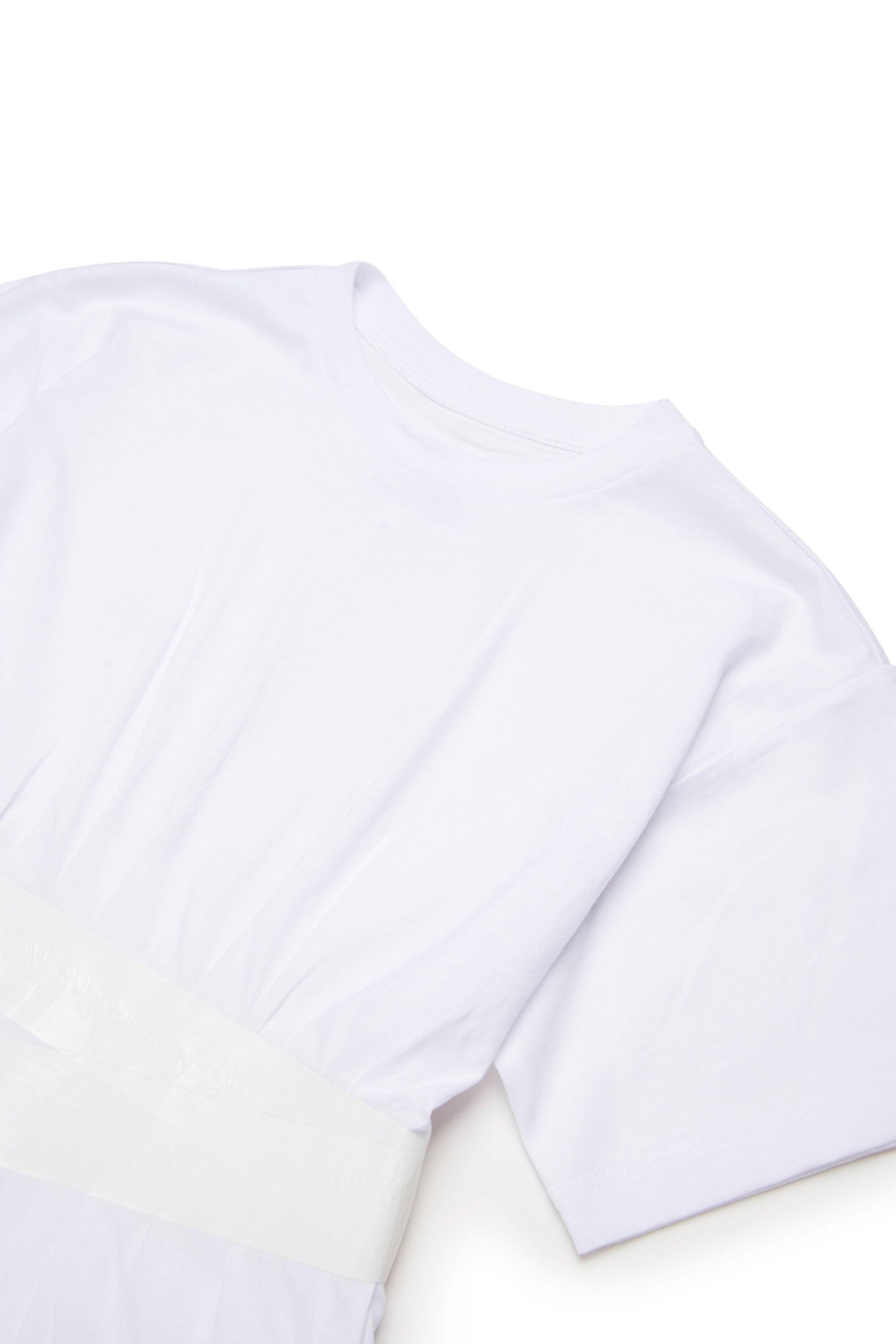 T-shirt with waist belt