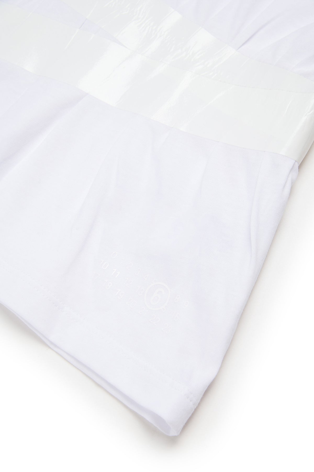 T-shirt with waist belt