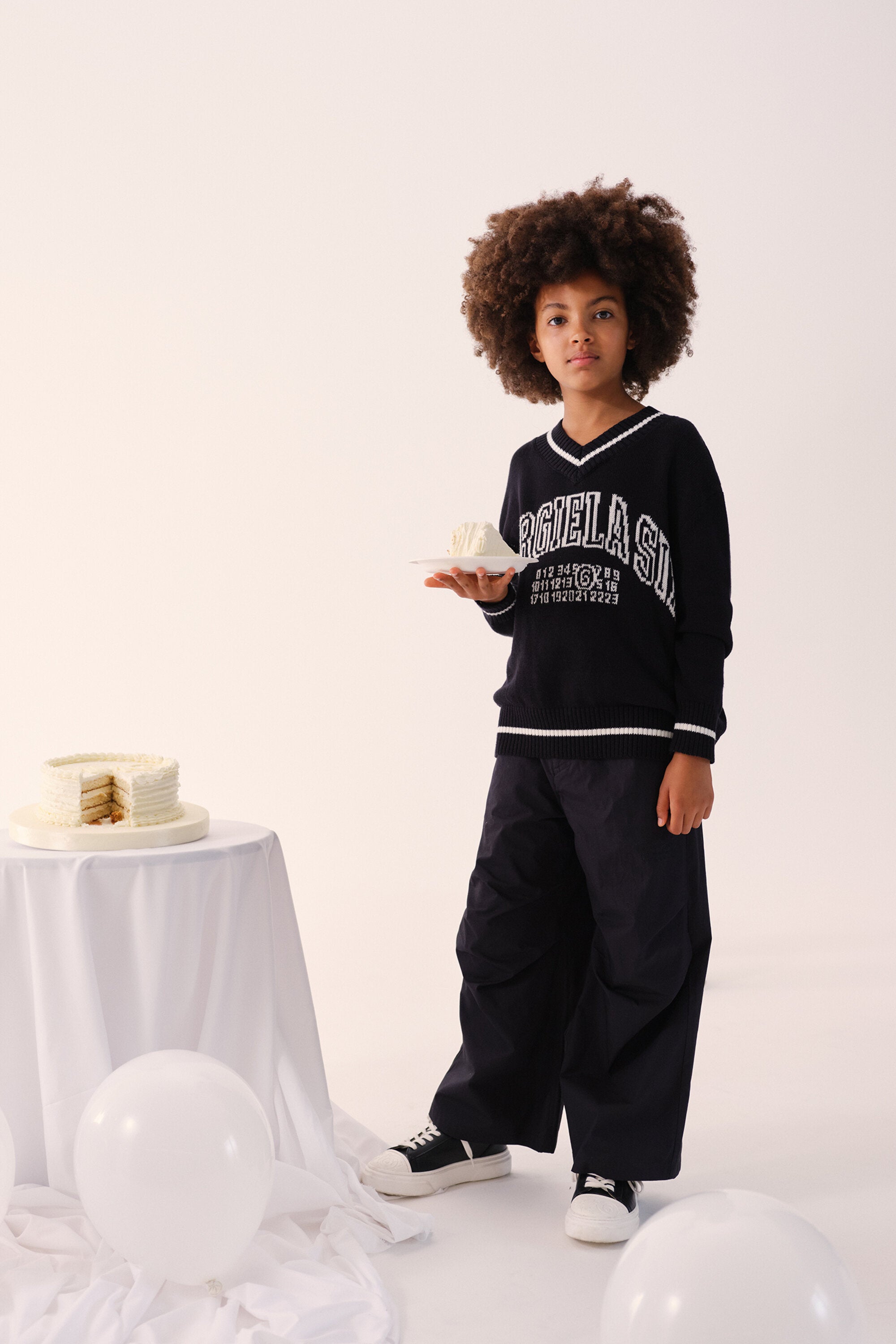 V-neck pullover with logo