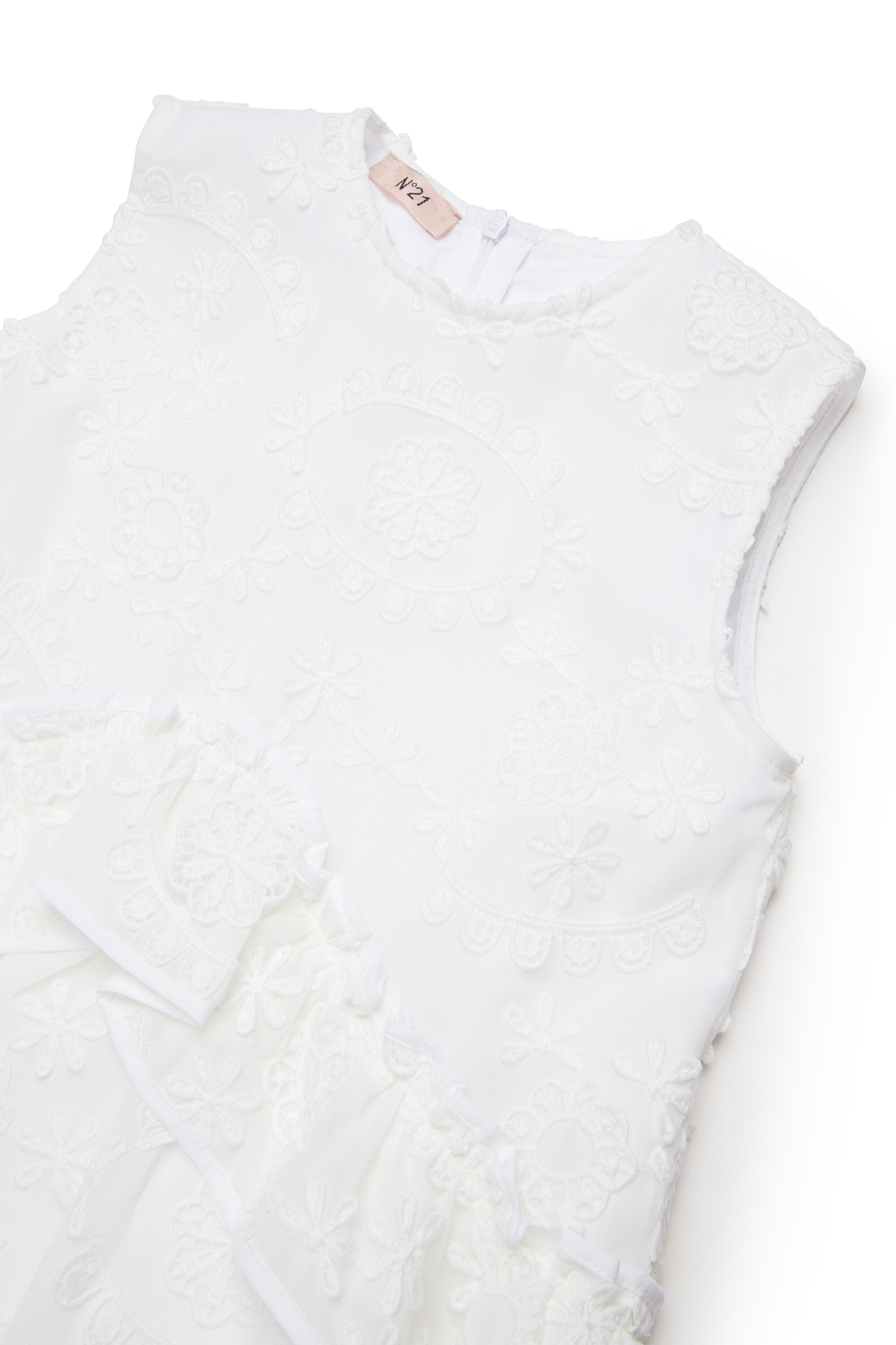 Sleeveless dress with embroidery