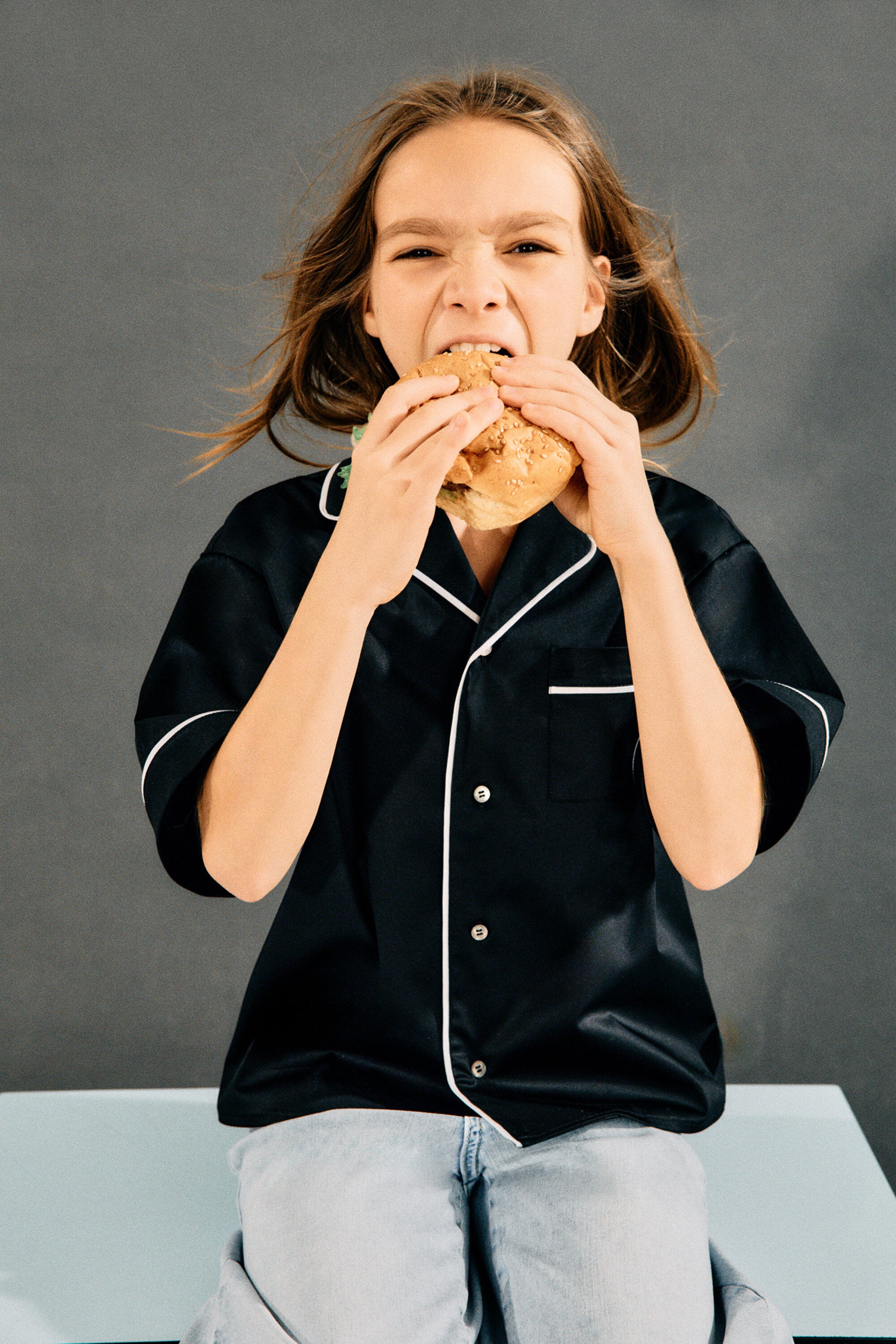 Short-sleeved shirt with contrasting trims