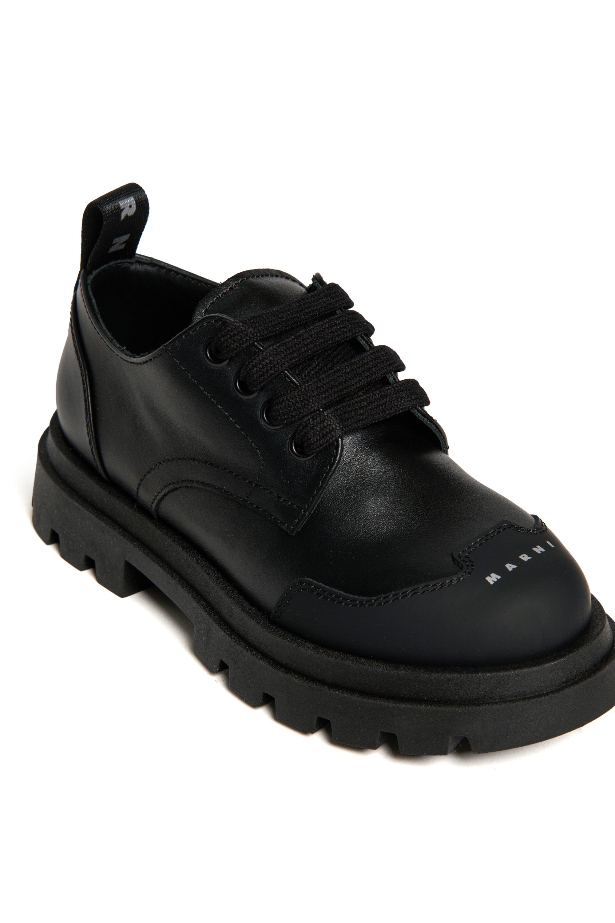 Lace-up shoes with toe logo