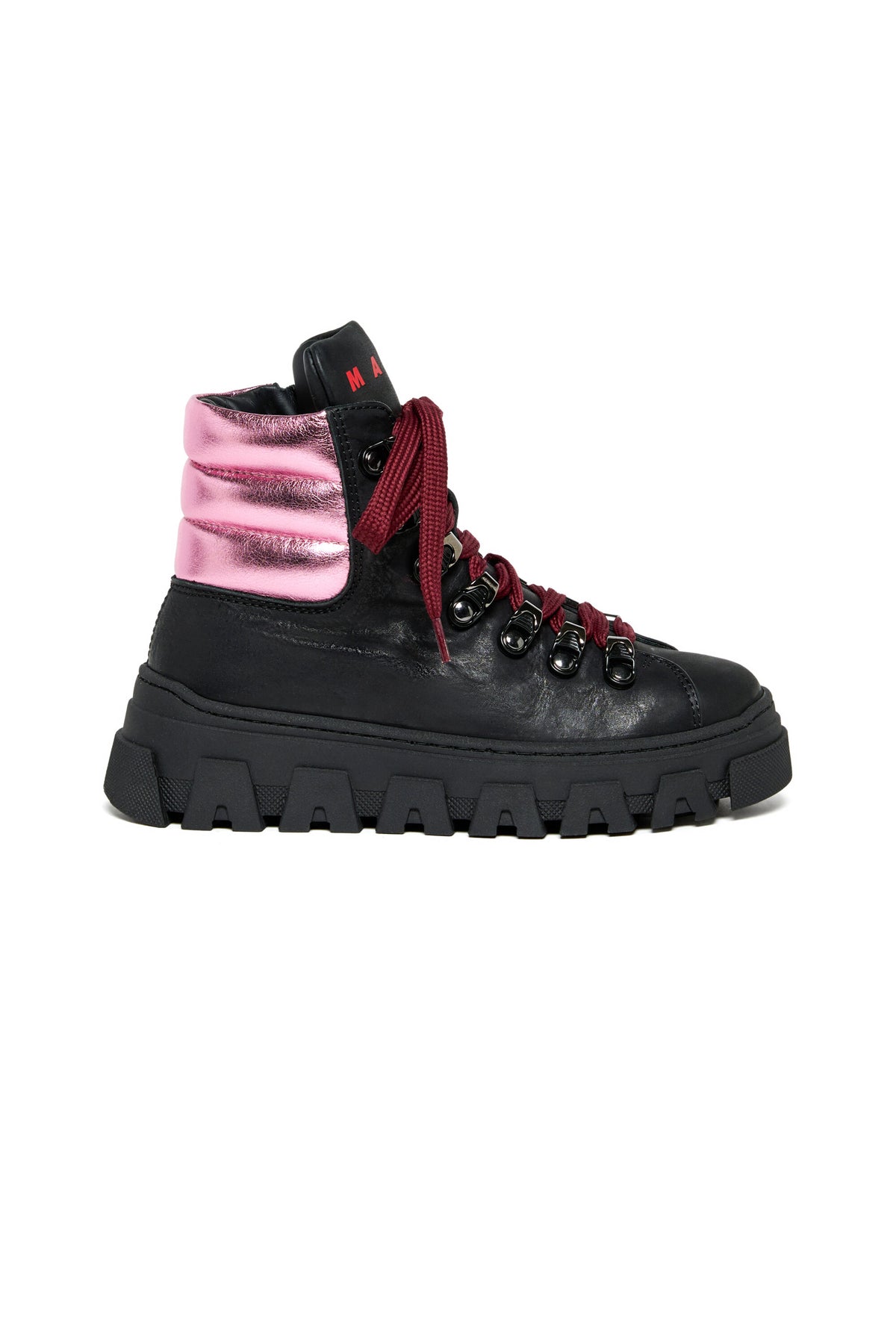 Hiking boots with contrasting collar