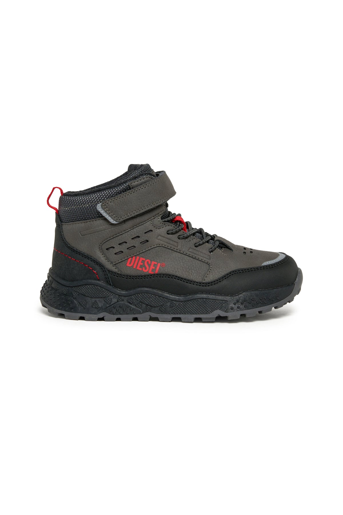 Outdoor shoes with logo