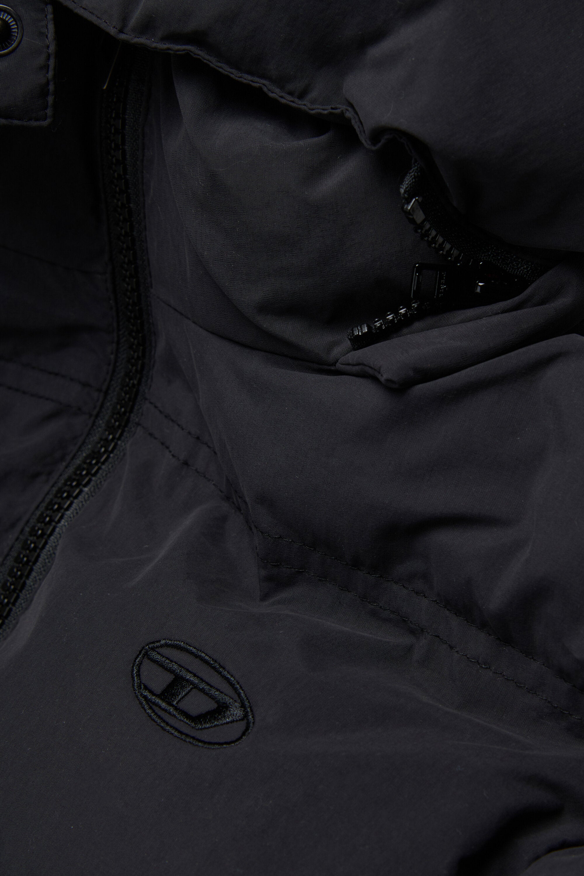 Short hooded padded jacket