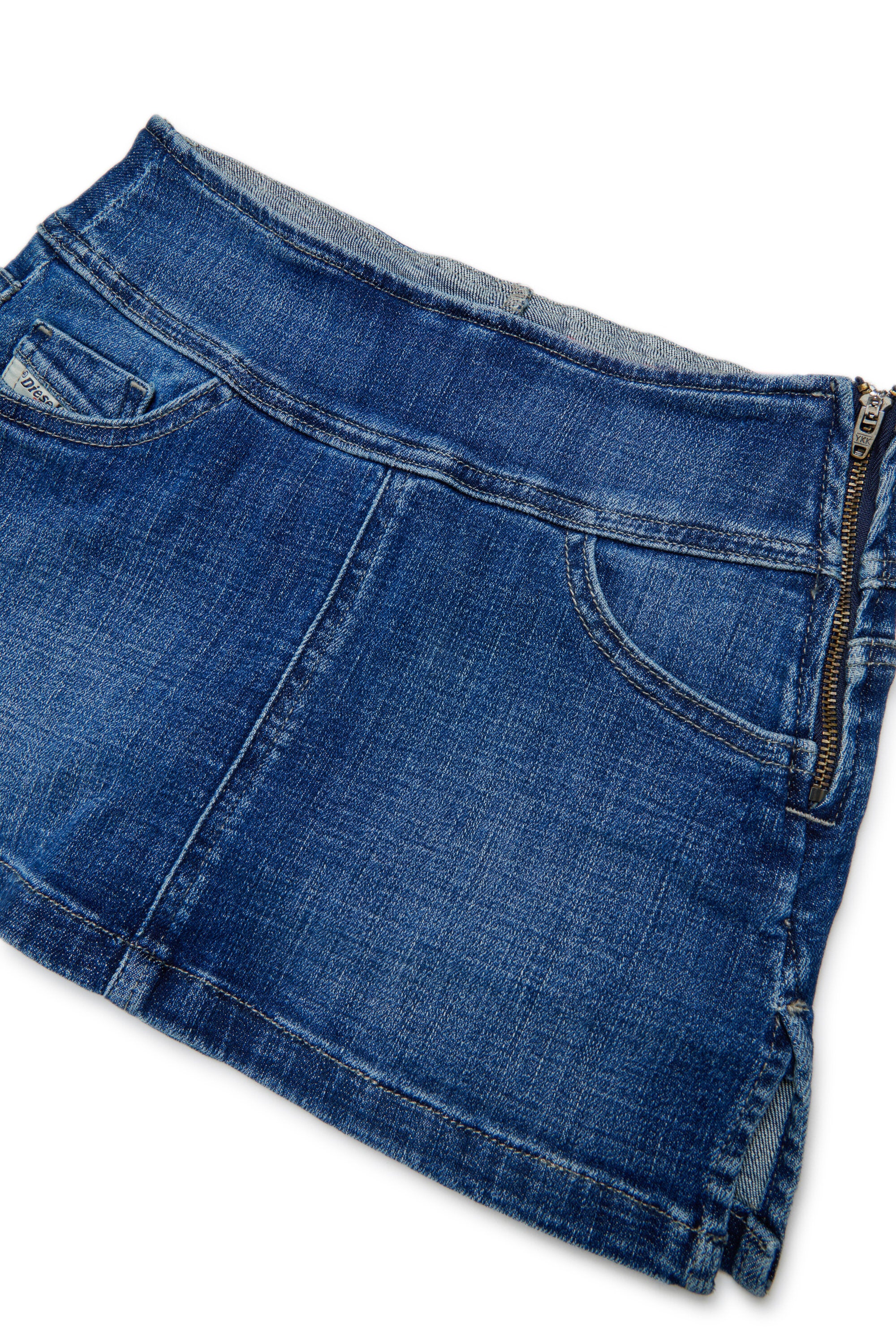 Short five-pocket denim skirt