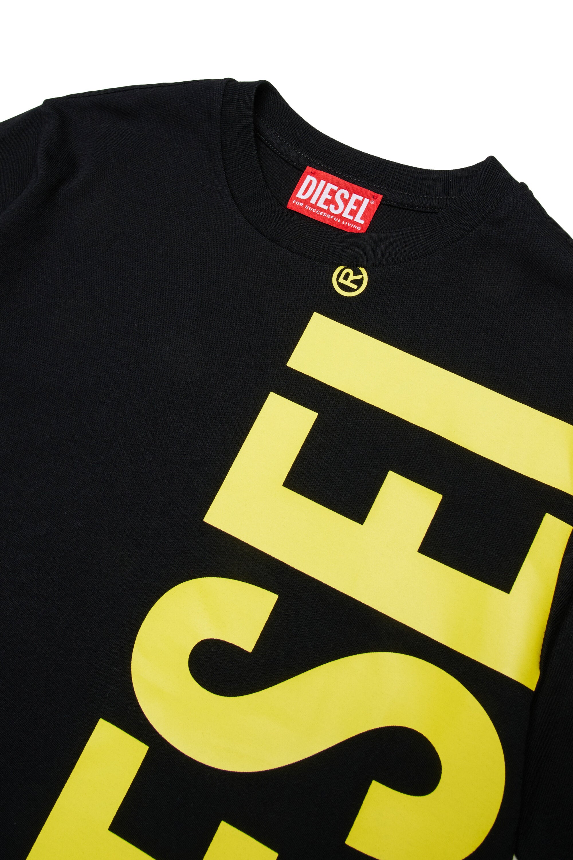 T-shirt with vertical logo