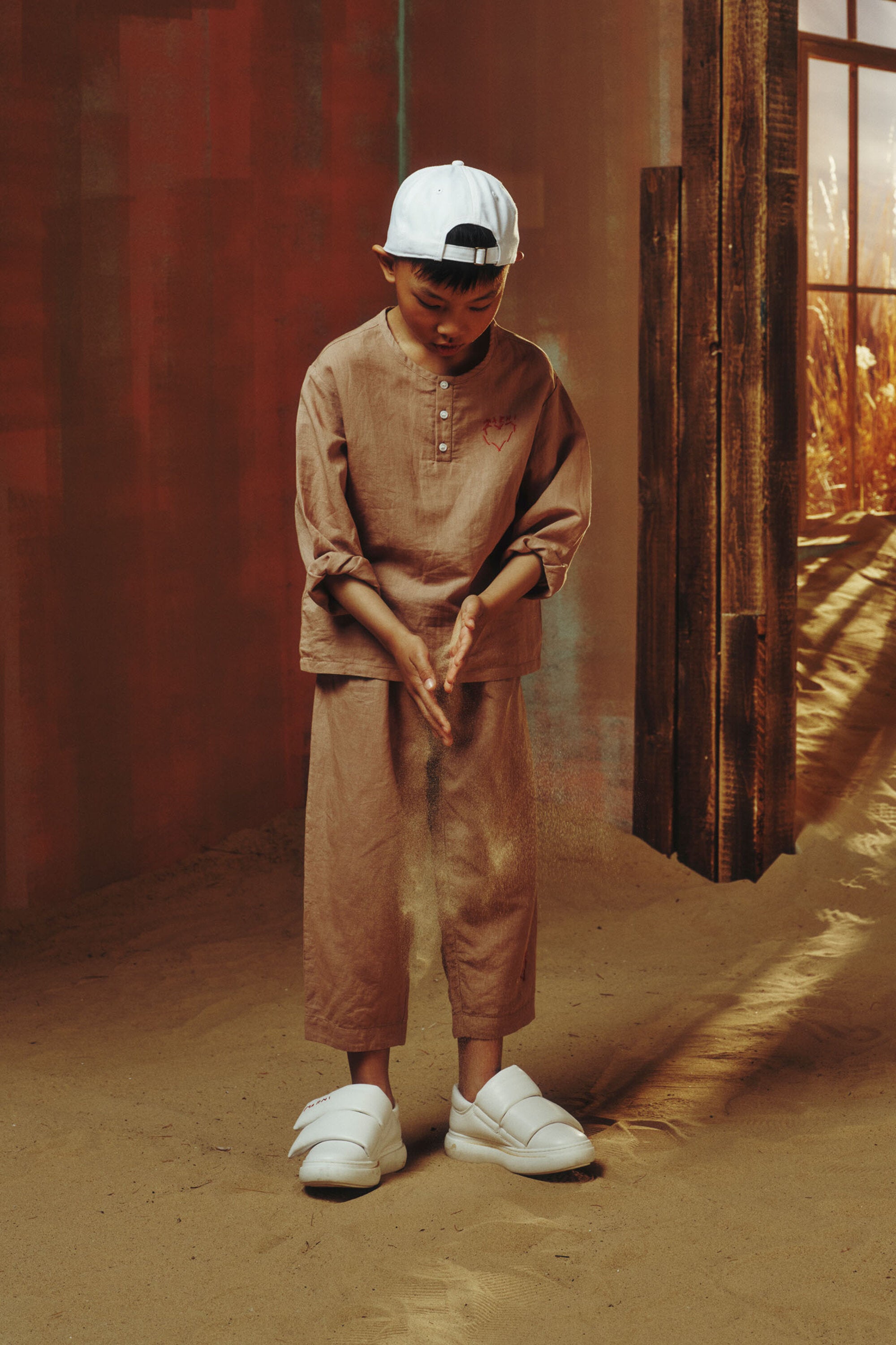 Long-sleeved shirt with heart embroidery