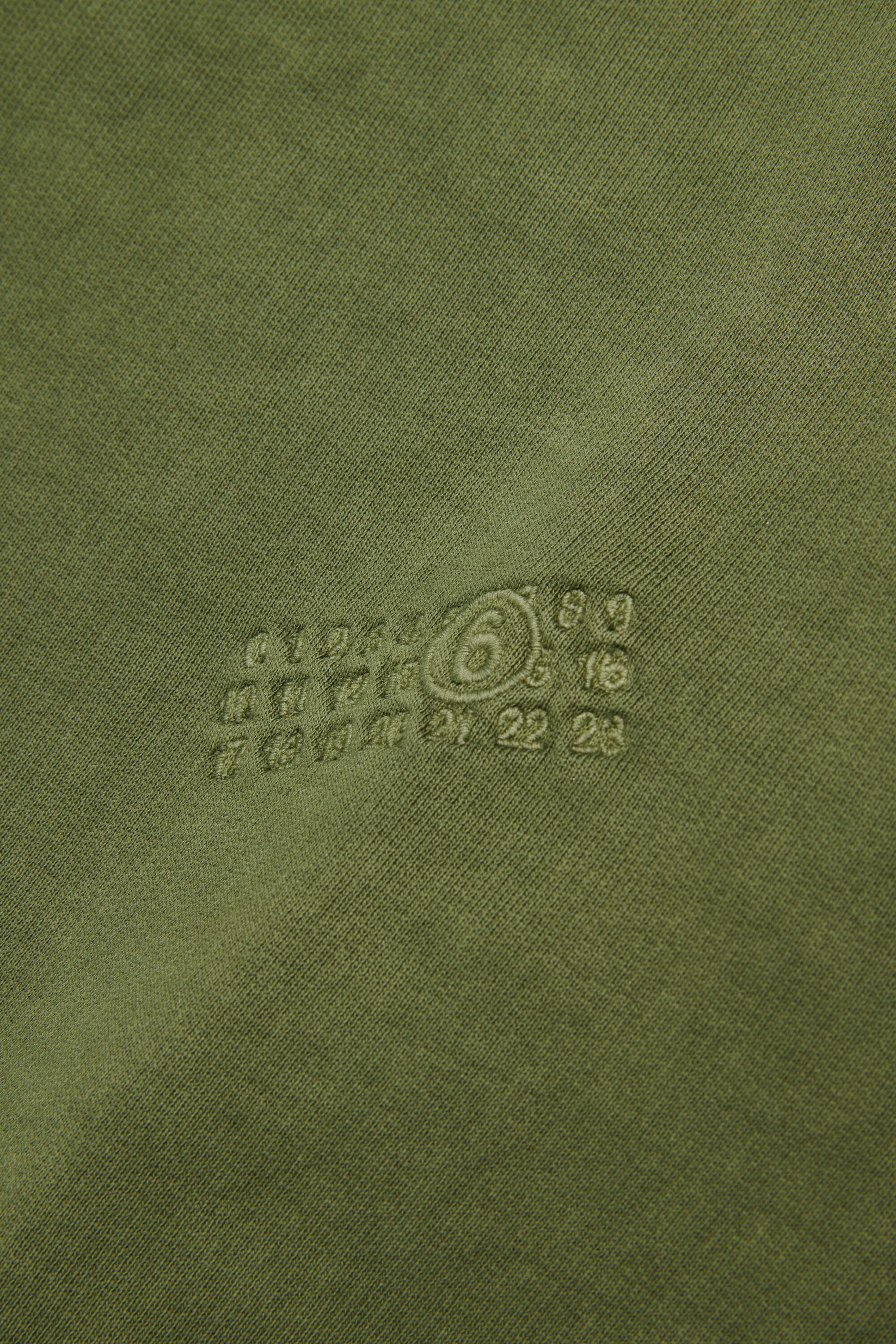 Crew-neck sweatshirt with mending breaks