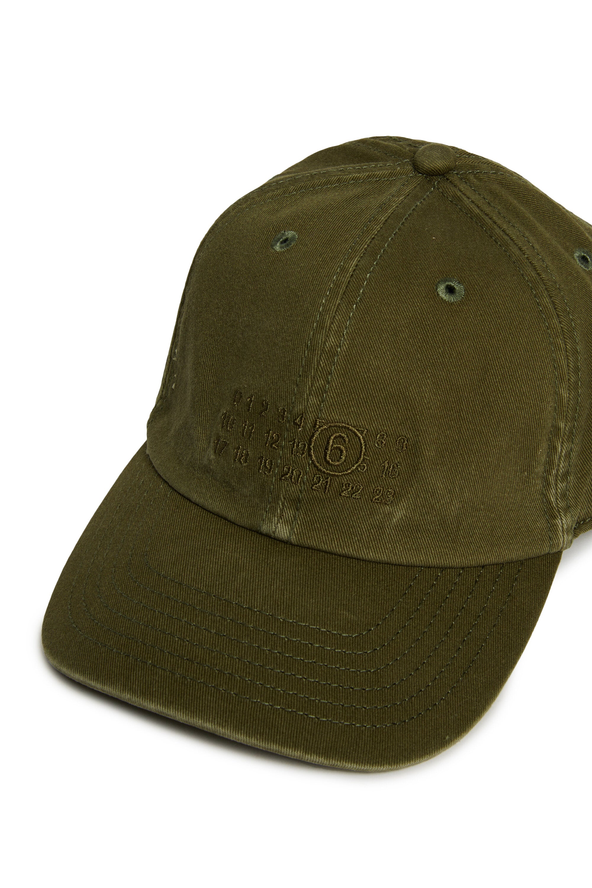 Baseball cap in gabardine with a worn effect