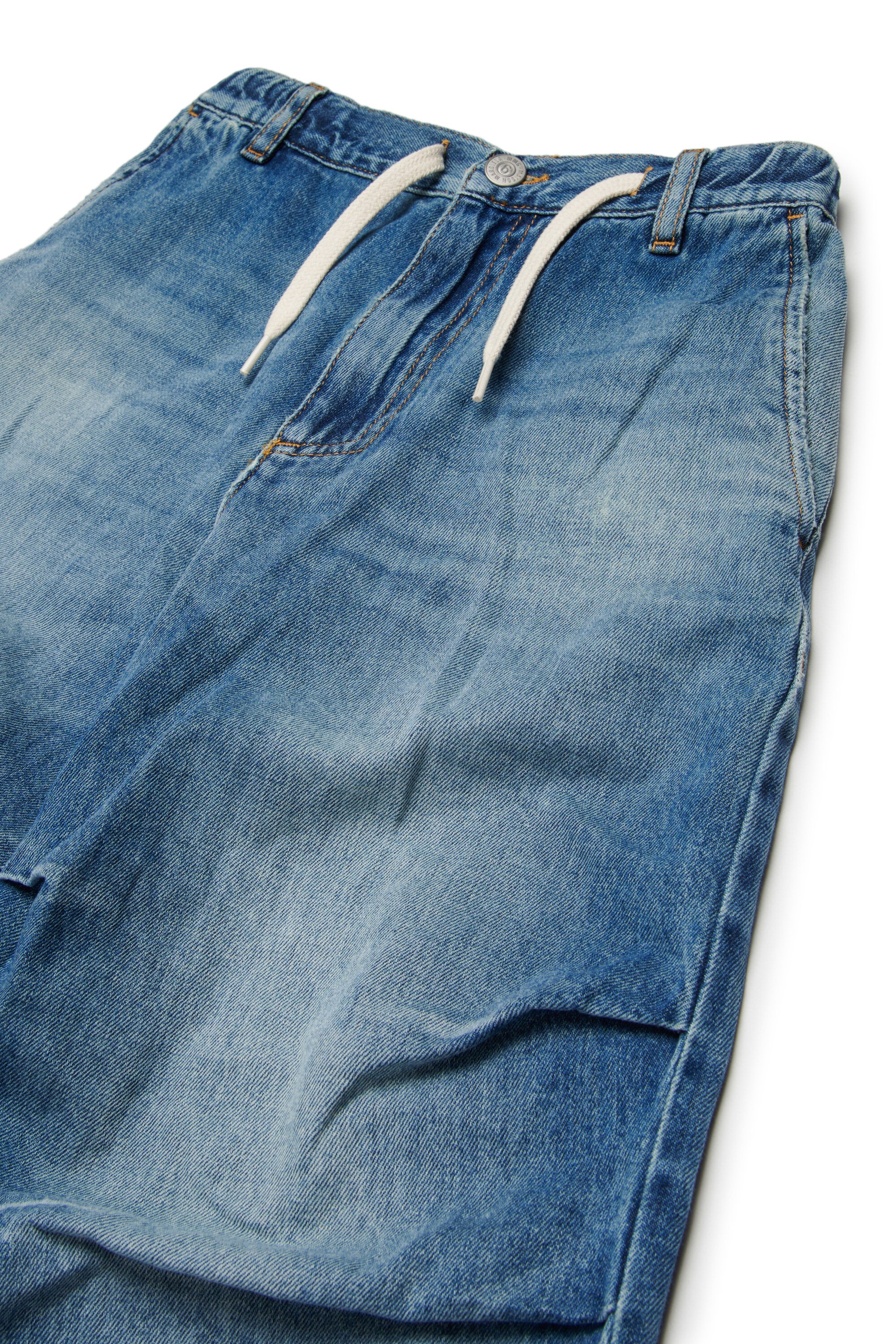 Relaxed fit jeans in medium blue wash