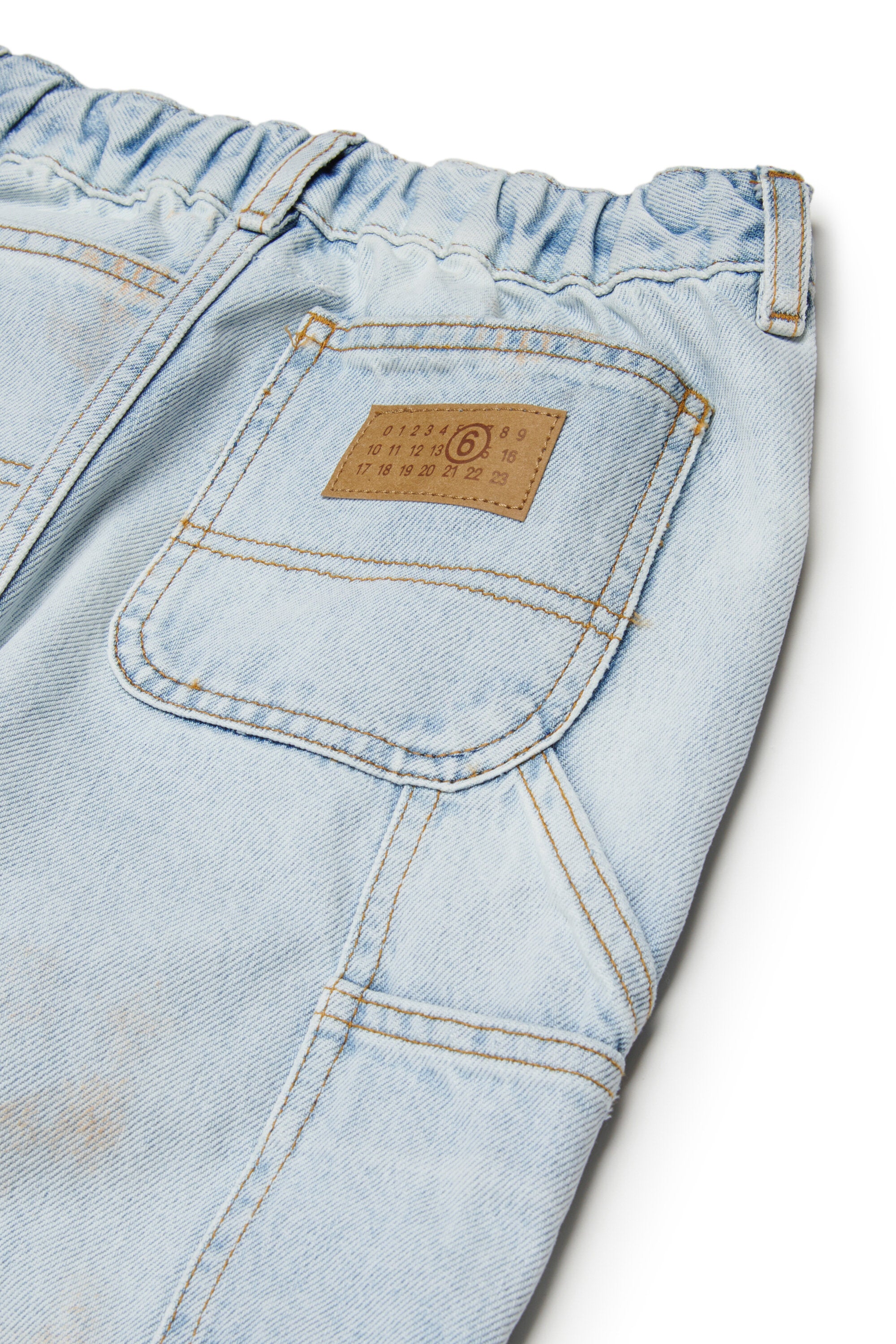 Relaxed jeans in light blue wash