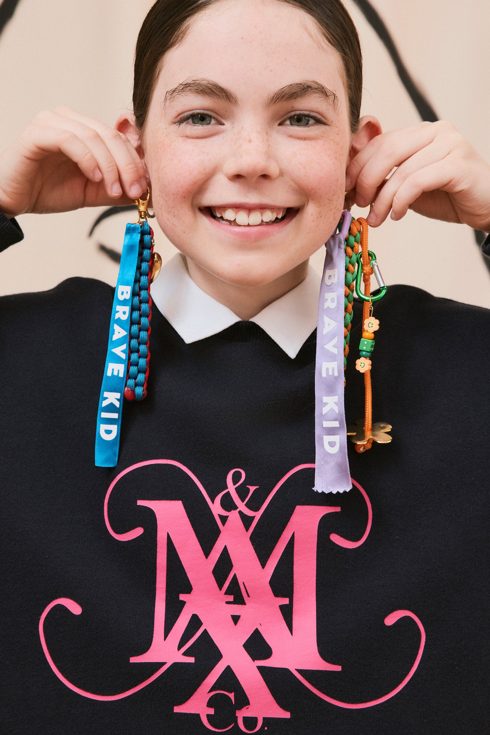 Crewneck sweatshirt with collar and emblem