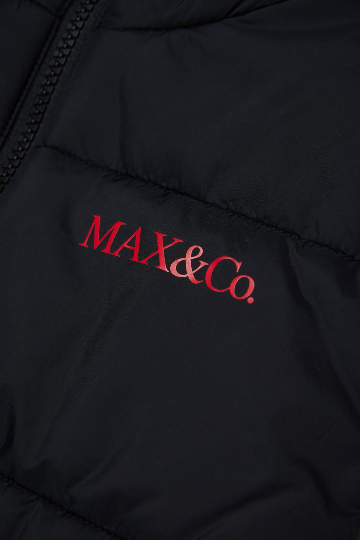 Padded vest with logo