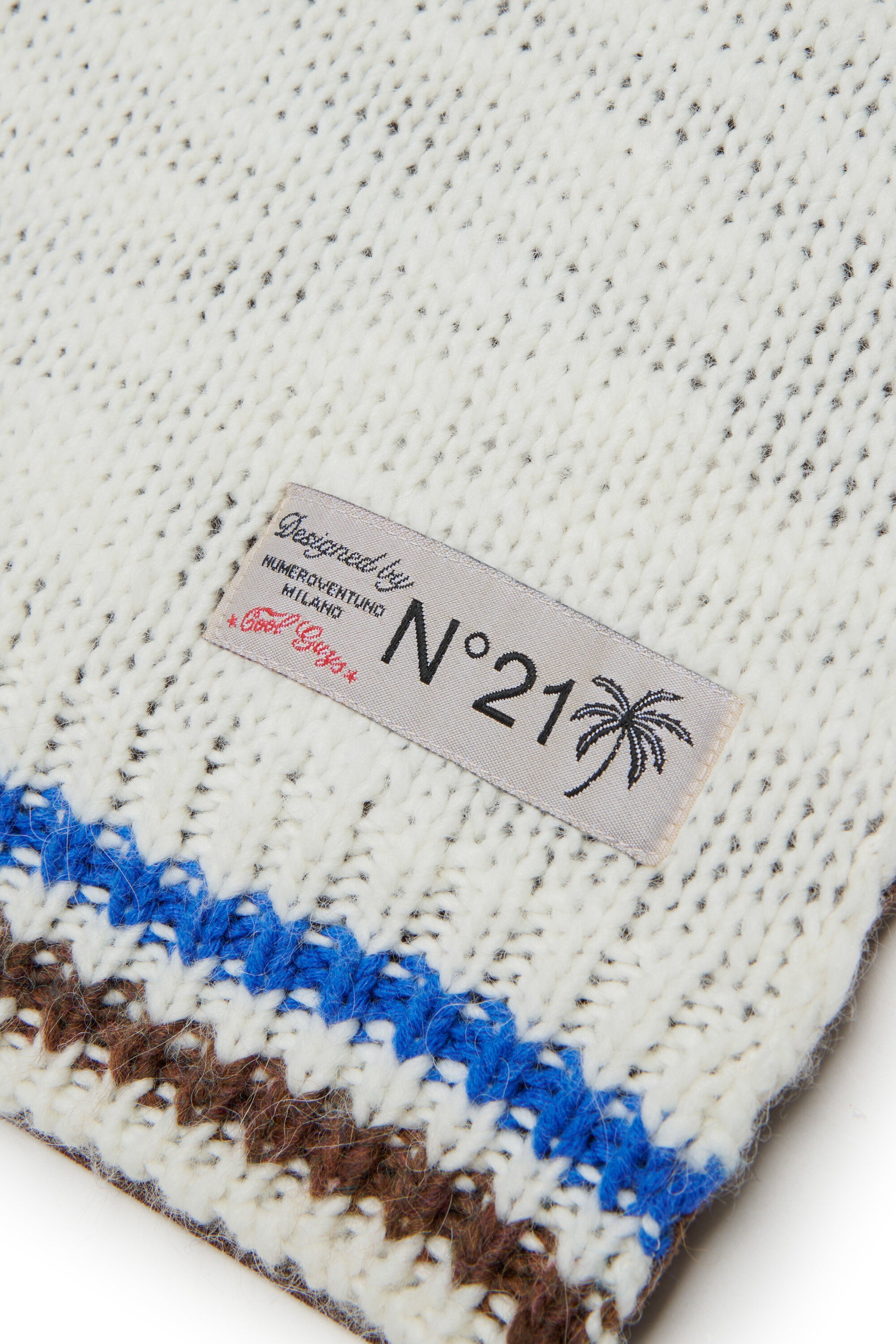 Knitted vest with logo