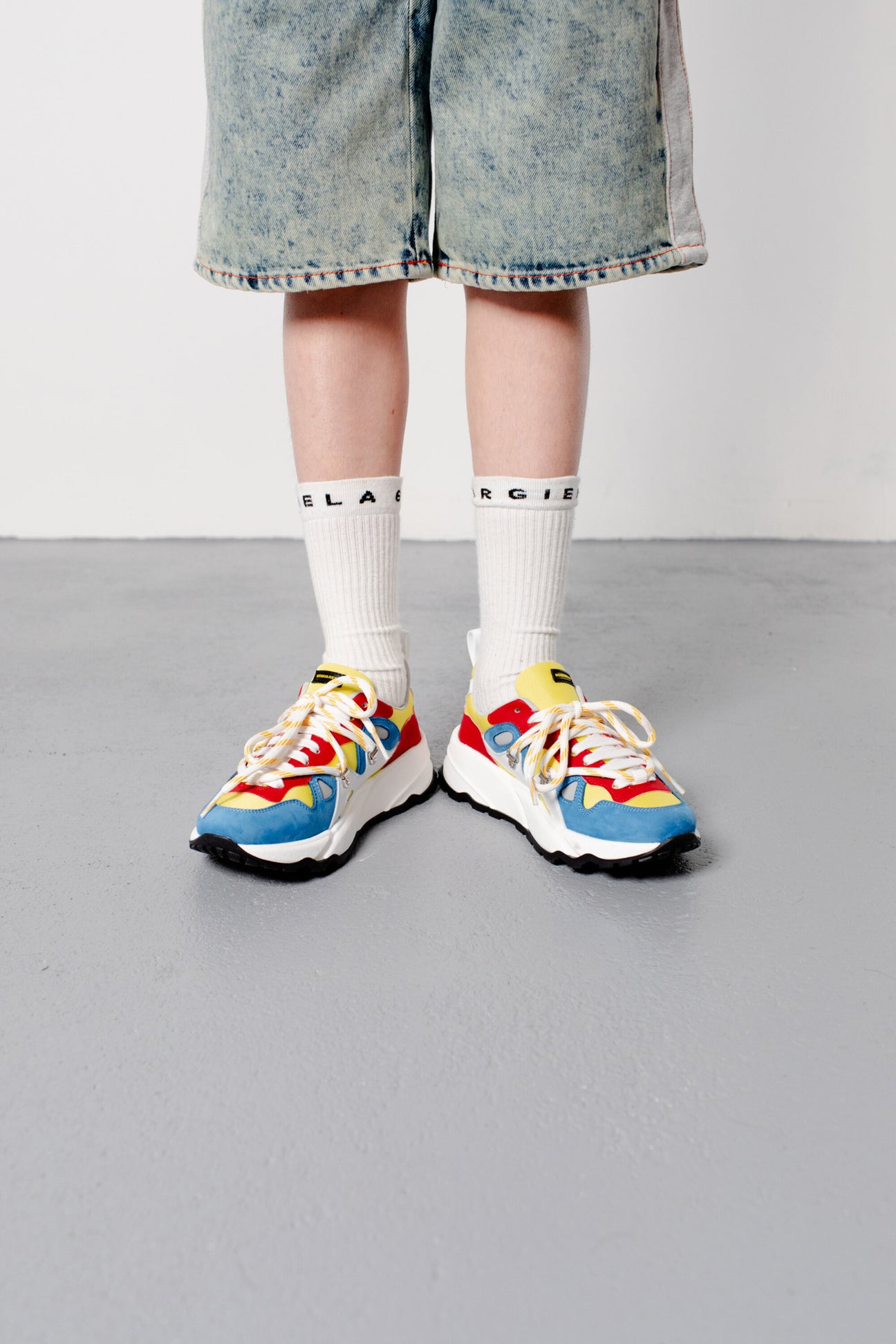 Colorblock low top sneakers with bold sole 