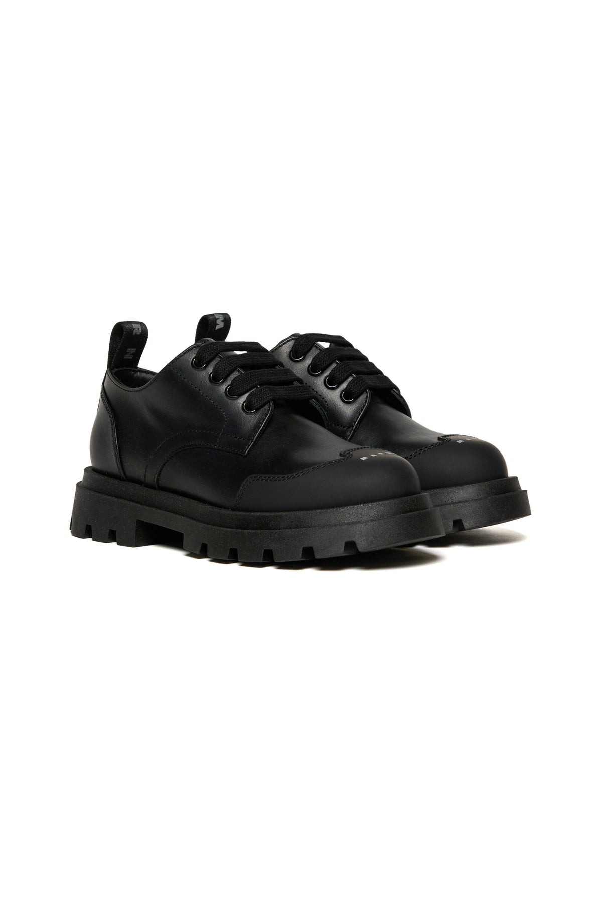 Lace-up shoes with toe logo