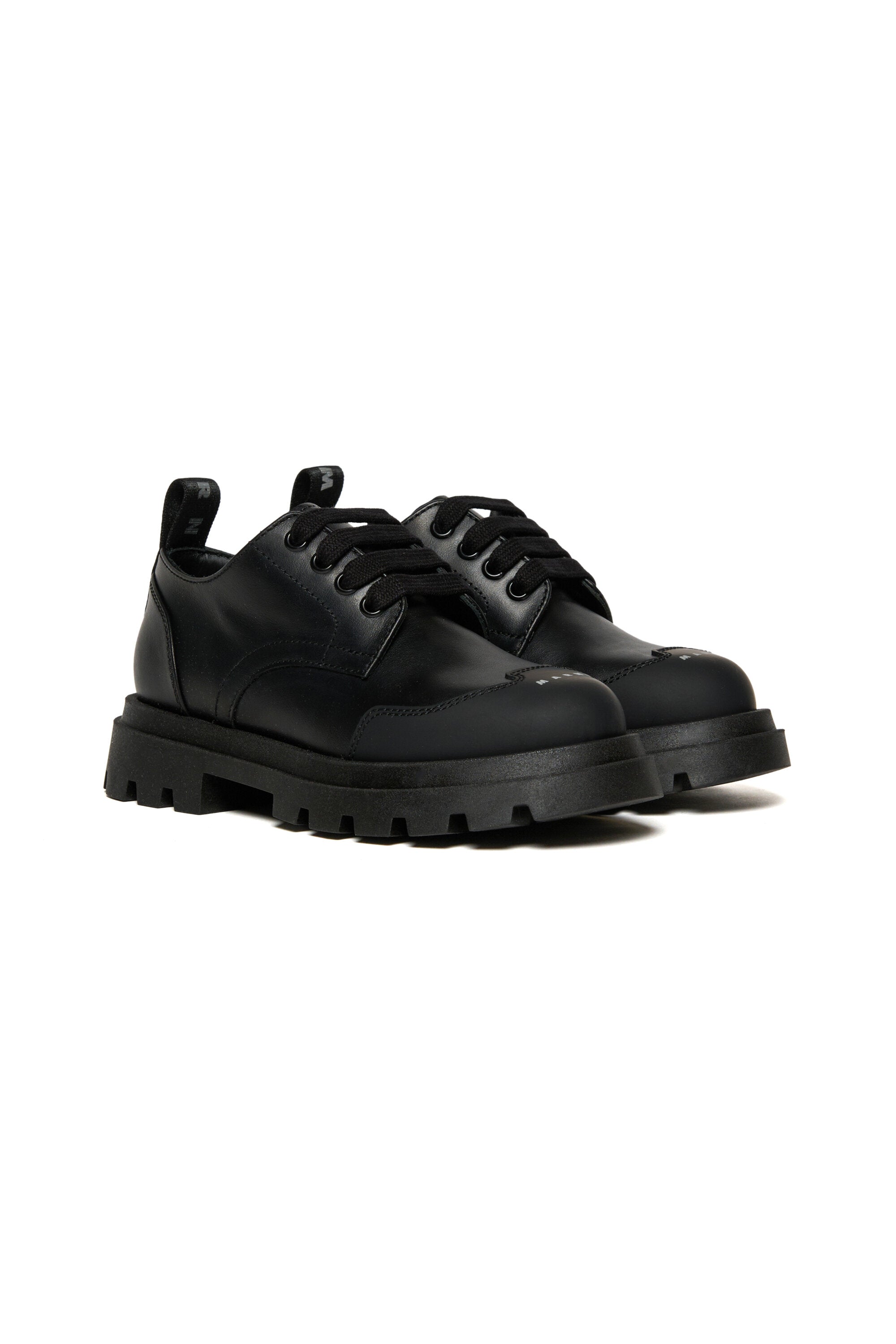 Lace-up shoes with toe logo
