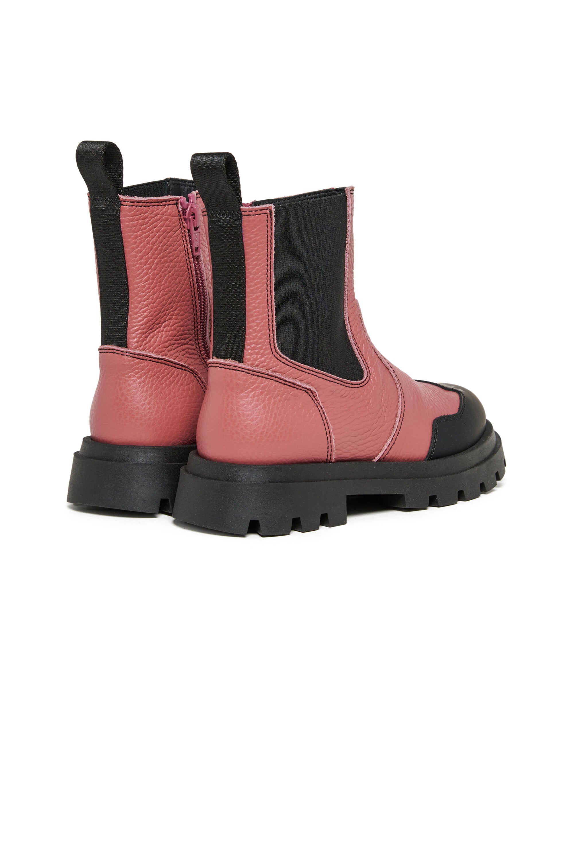 Chelsea boots with logo on the toe